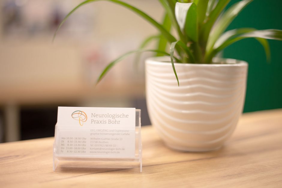 Visitenkarten auf dem Empfangstresen