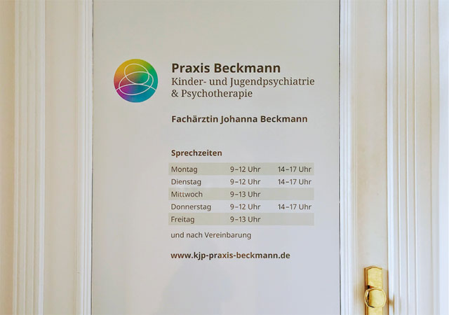 Eingangstür zur Praxis Beckmann, Kinder- und Jugendpsychiatrie & Psychotherapie